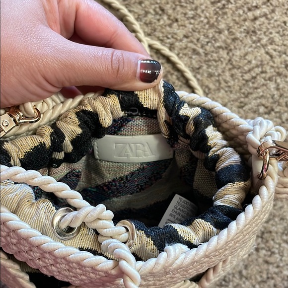 Elegant Beige Woven Handbag - Picture 2 of 4